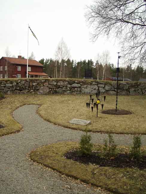 Sunnemo kyrka och kyrkogård. Minneslund norr om kyrkan.
