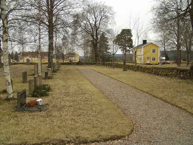 Sunnemo kyrka och kyrkogård. Kyrkogården söder om kyrkan.