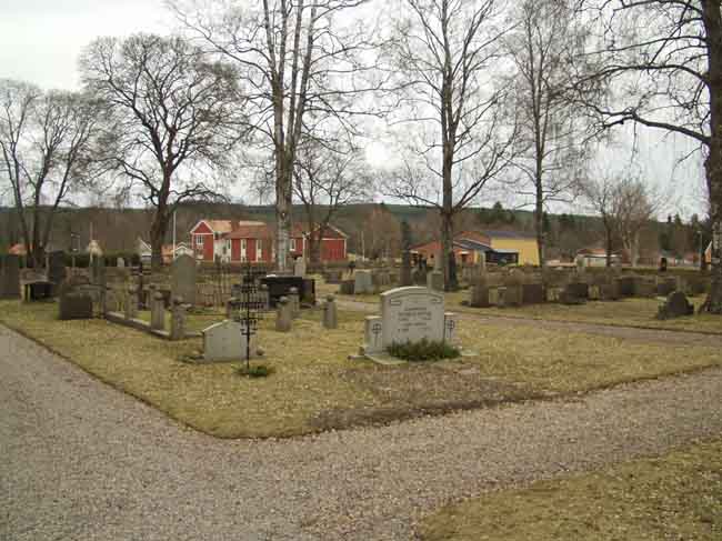 Sunnemo kyrka och kyrkogård. Kyrkogården söder om kyrkan.