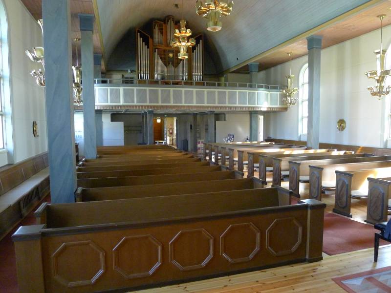 Det mesta av inredningen är ritad av Kjell Wretling. Att bänkarna 2004 återfick sin ursprungliga bruna kulör blev ett lyft för kyrkorummet. Den ursprungliga färgskalan som bestämdes av Stig Wretling håller fint ihop kyrkorummet. Nuvarande Grönlundsorgeln (med fasad) är från 1976.