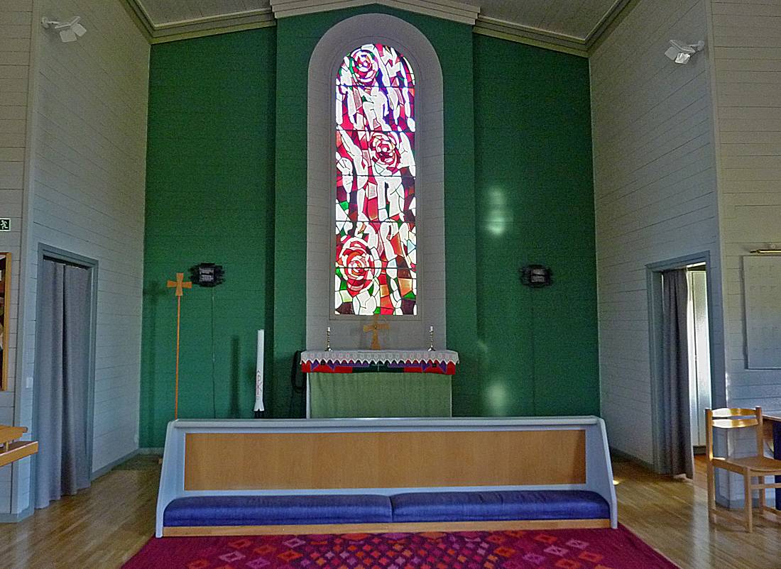 Berta Hanssons modernistiska altarfönster från 1960 fångar besökarens uppmärksamhet, inte minst genom sin färgprakt. Tillsammans med de vinröda bänkarna har det stor betydelse för kyrkorummets karaktär. Altarringen, altaret och fondväggens gröna kulör tillkom också vid restaureringen 1960.