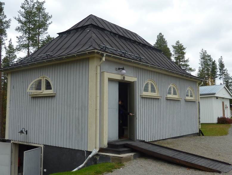 Begravningskapellet är ritat av Knut Nordenskjöld och uppfört 1937 i 1920-talsklassicistisk stil.
