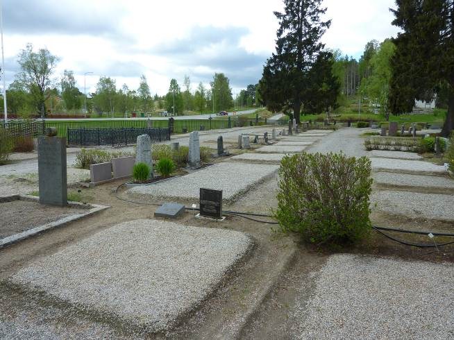 Gamla kyrkogården är det första man möter när man anländer till Åsele österifrån. Kyrkogården präglas av grusgravar, grusgångar och dominerande mäktiga granar. En del gravar är fortfarande häckomgärdade men de flesta häckar har ersatts av låga grussträngar. Ännu för tio år sedan mönsterkrattades gravarna omsorgsfullt – en tradition som idag verkar ha försvunnit i Åsele men gärna skulle få återupptas.