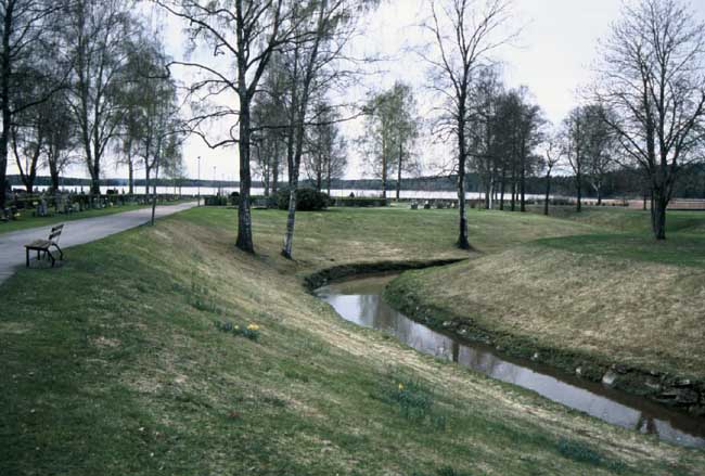 Sävsjöbäcken delar gamla och nyare delen av kyrkogården.