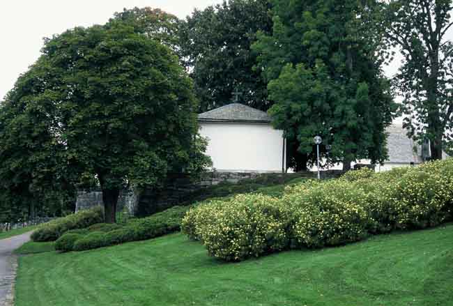 Bårhuset ligger i slänten sydväst om kyrkan.