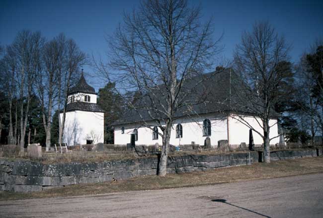 Älvsbacla kyrka och klocktorn från sö.