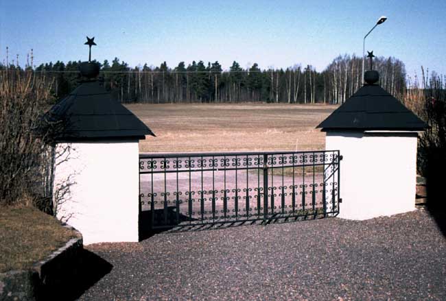 Kyrkogårdsentrén i väster fotad från kyrkan.