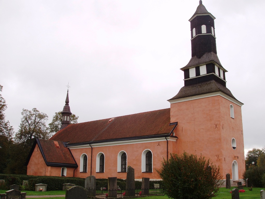 Ekeby kyrka från nordväst.