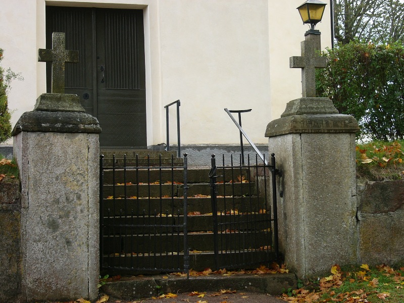 Rinna kyrka, västra ingången till kyrkogården.