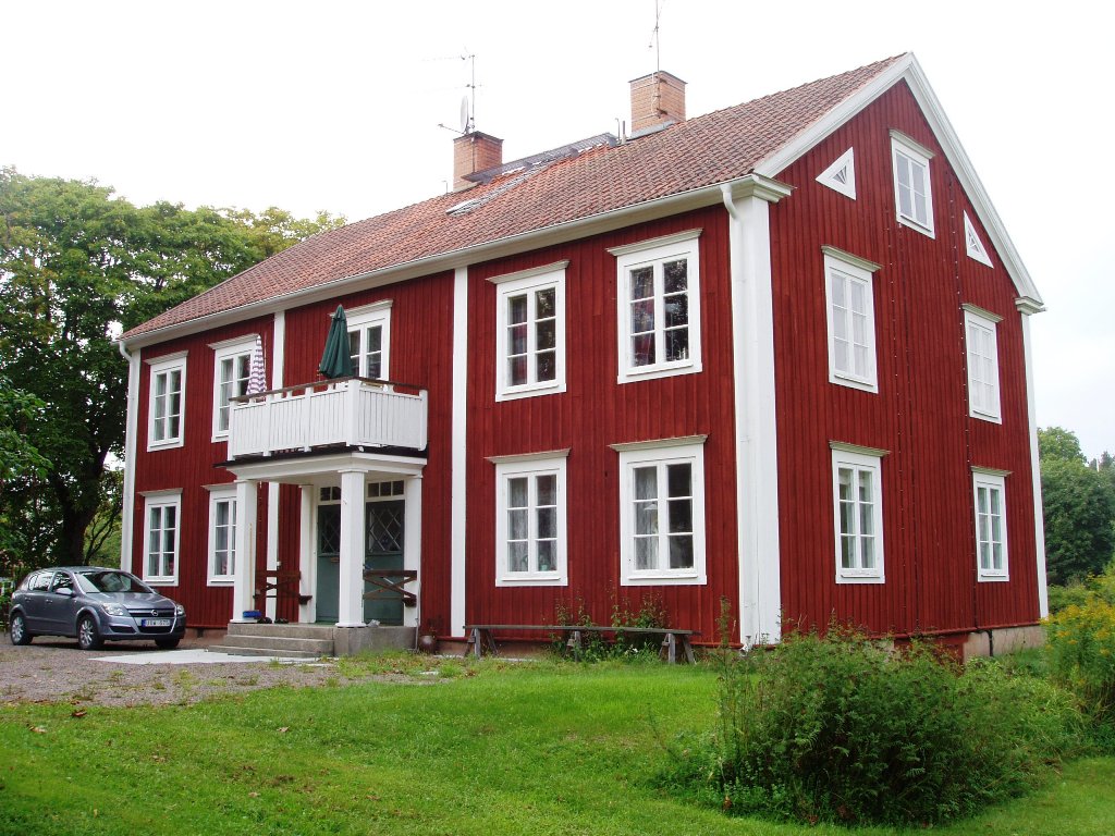 Malexanders kyrka, f d Tåby klockargård och skola.