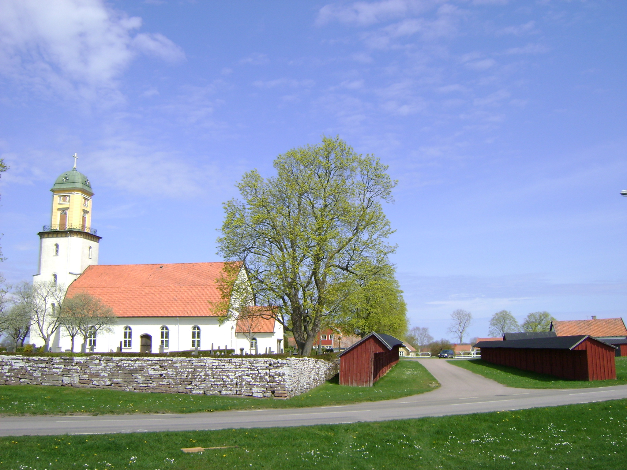 Algutsrums kyrka med kyrkogård. 