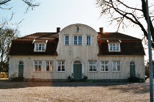 En före detta skola sydöst om Kållands-Åsaka kyrka. Neg.nr 03/136:24