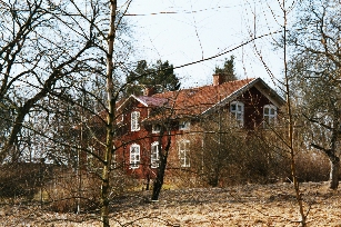 Järpås prästgård väster om kyrkogården. Neg.nr 03/136:17