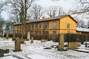 Trähuslänga norr om Norra Kyrkogården i Lidköping. Neg.nr 03/109:17jpg