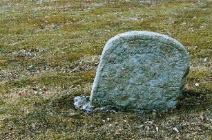 Runsten på Häggesleds kyrkogård.  Neg.nr 03/144:24