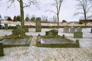 Gillstads kyrkogård. Gravvårdar med stenram. Neg.nr 03/150:04.jpg 