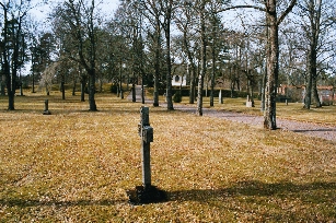 Otterstads kyrka.  Kyrkogården med gravkapell söder om landsvägen. Neg.nr. 03/124:18 