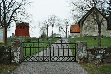 Skalunda kyrkogård, huvudingången från öster. Neg.nr 03/275:03.jpg