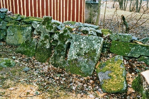 Norra Kedums kyrkogård med stenkors mot kyrkogårdsmuren. Neg.nr 03/141:21.