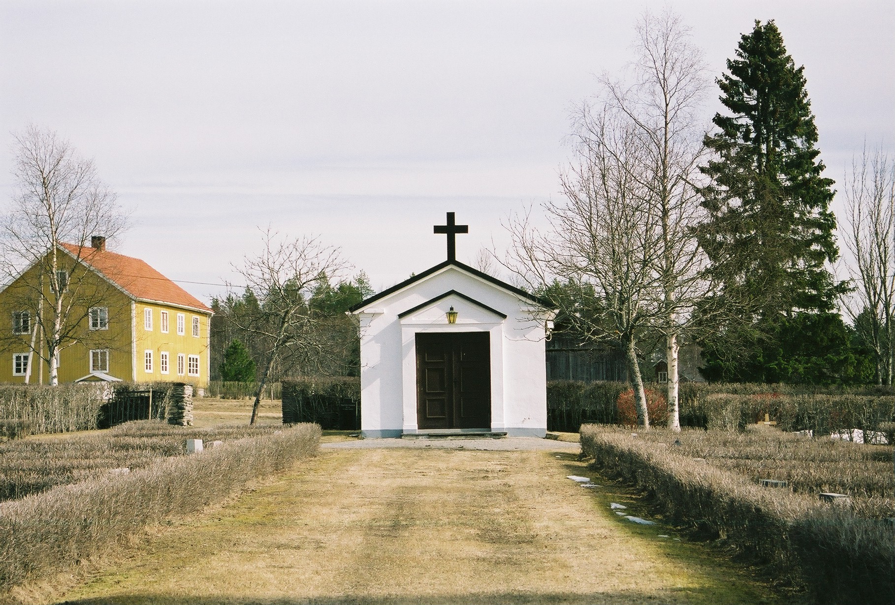 Bårhuset på kyrkogården. 

Isa Lindkvist, bebyggelseantikvarie & Christina Persson, bebyggelseantikvarie vid Jämtlands läns museum, Jamtli, inventerade kyrkor i Härnösands stift 2005-2006. 