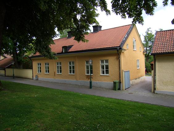 kv Aposteln 3, Linköping. Domkyrkorsysslomansgårdens huvudbyggnad vid Ågatan.