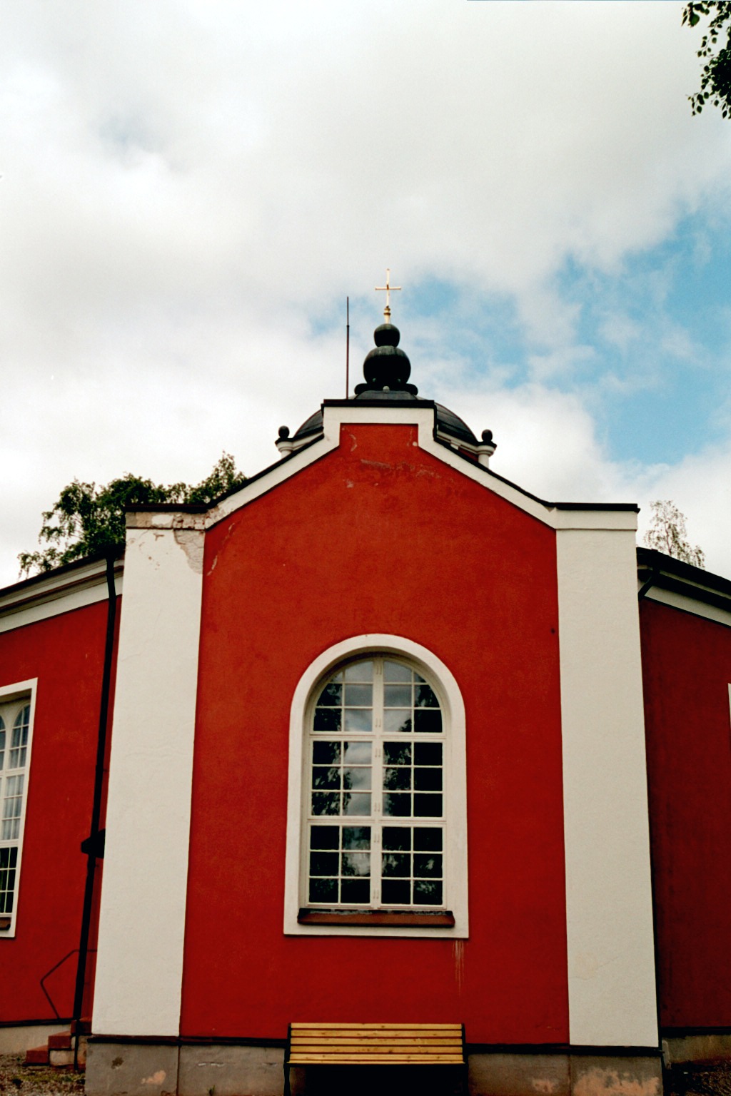 Hällesjö kyrka, exteriör mot söder. 