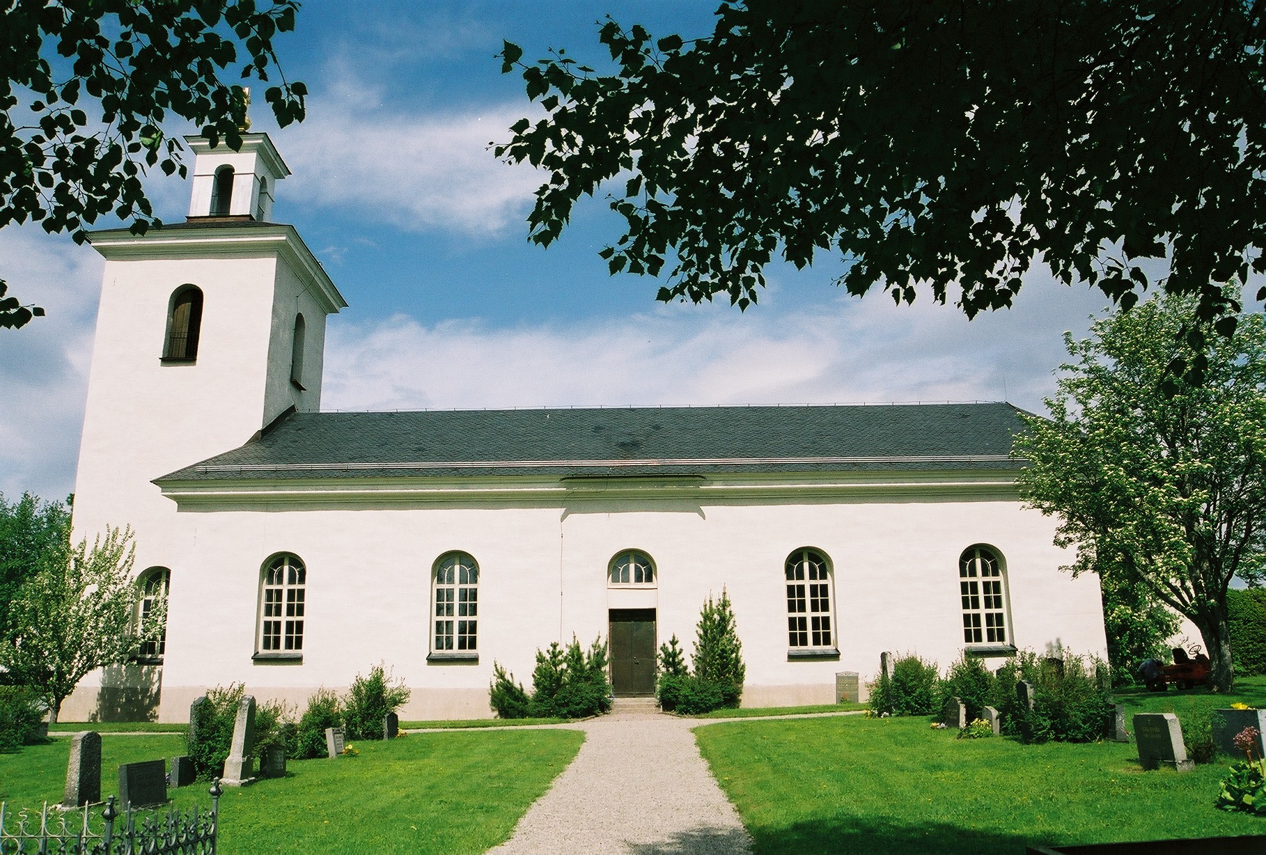 Sundsjö kyrka med omgivande kyrkogård sett från söder. 

Foton tagna vid inventering av Isa Sundqvist & Christina Persson, Jämtlands läns museum 2005-2006. 