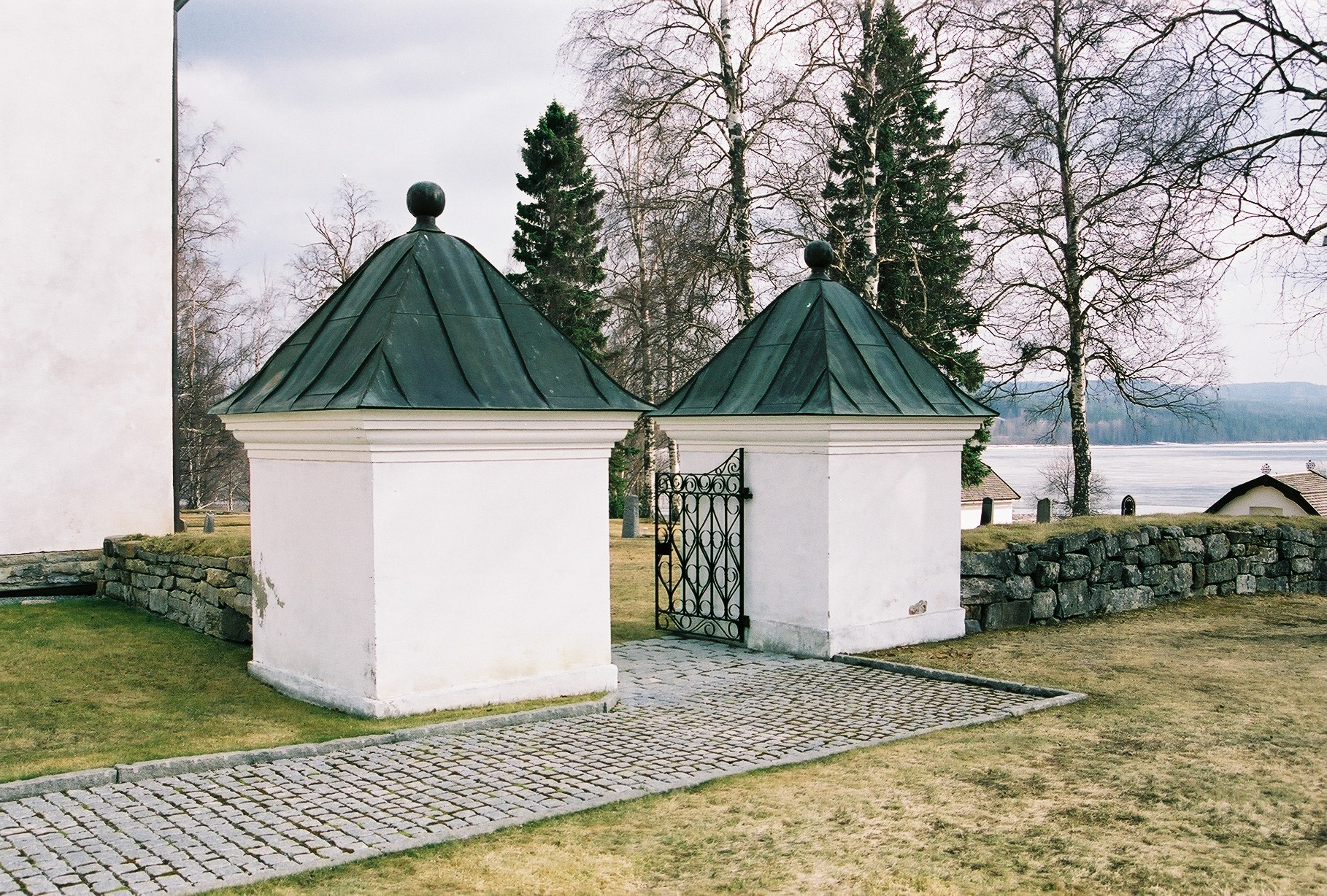 Bergs kyrkas kyrkogård, grindstolpar. 

Isa Lindkvist & Christina Persson, bebyggelseantikvarier vid Jamtli inventerade kyrkan 2005-2006 och är också fotografer till bilderna. 

