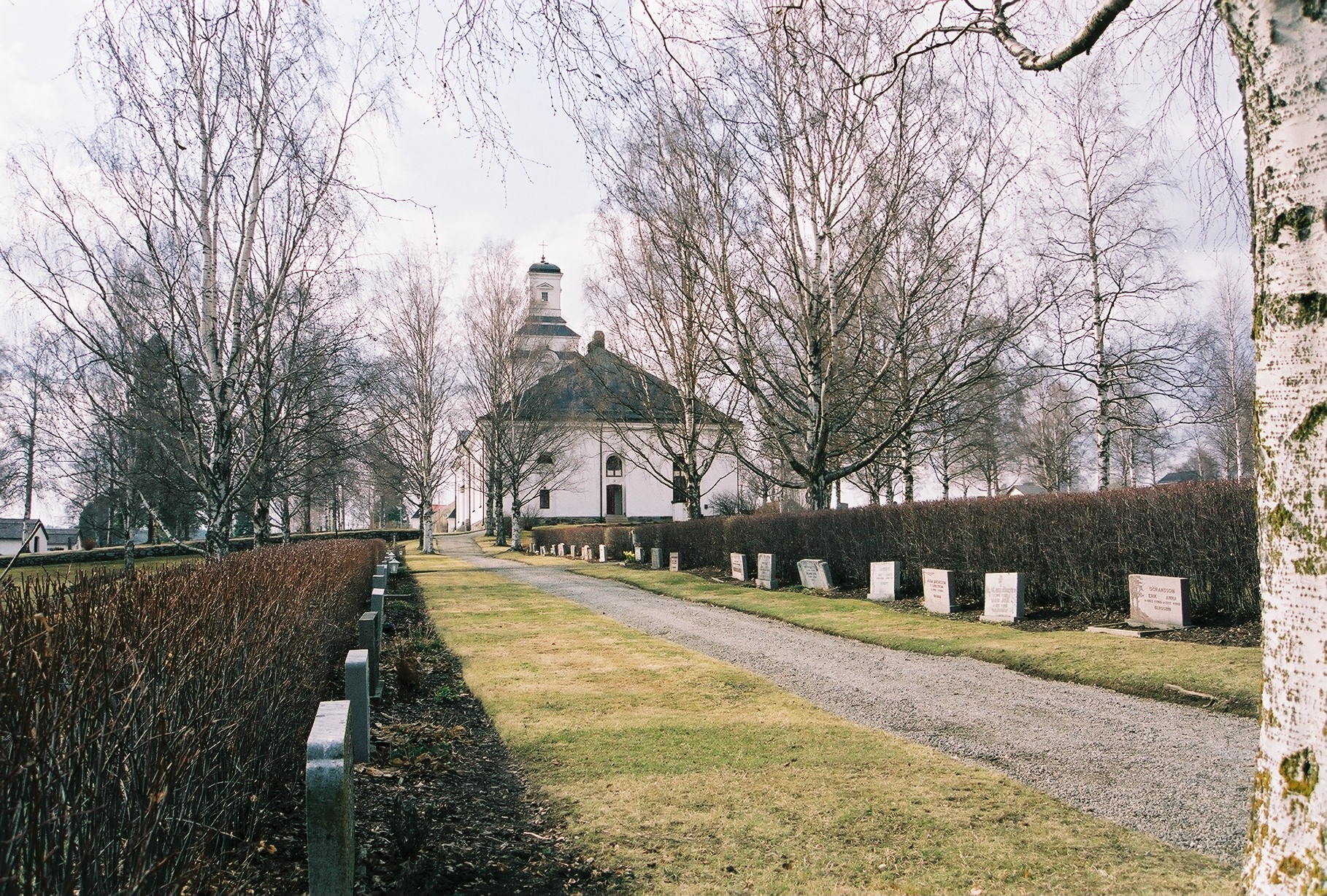 Bergs kyrkas kyrkogård. 


Isa Lindkvist & Christina Persson, bebyggelseantikvarier vid Jamtli inventerade kyrkan 2005-2006 och är också fotografer till bilderna. 
