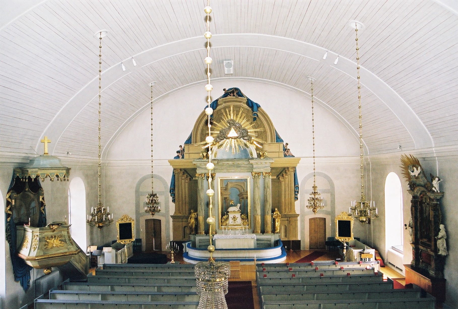 Bergs kyrka, interiör bild av kyrkorummet mot koret. 


Isa Lindkvist & Christina Persson, bebyggelseantikvarier vid Jamtli inventerade kyrkan 2005-2006 och är också fotografer till bilderna. 
