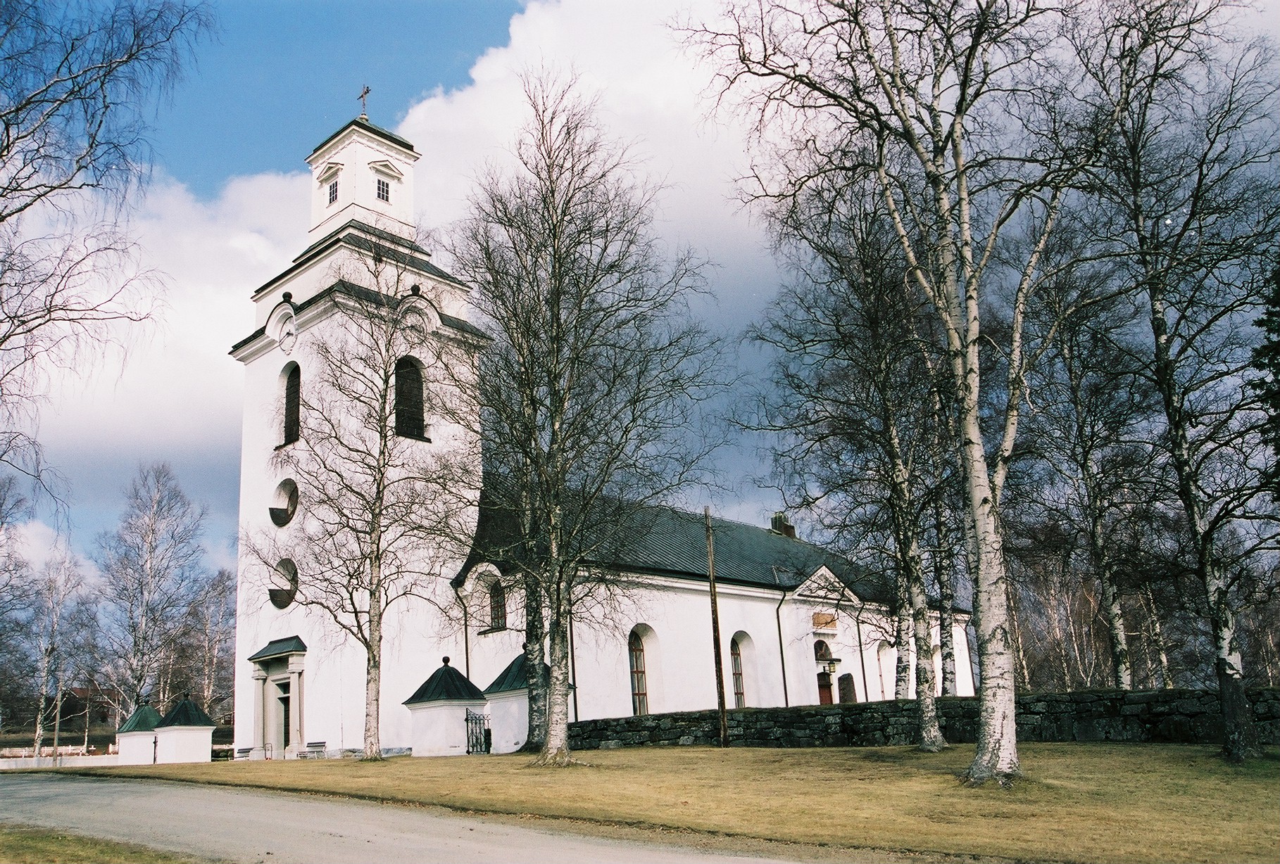 Bergs kyrka, exteriör bild av fasaden mot sydväst. 


Isa Lindkvist & Christina Persson, bebyggelseantikvarier vid Jamtli inventerade kyrkan 2005-2006 och är också fotografer till bilderna. 