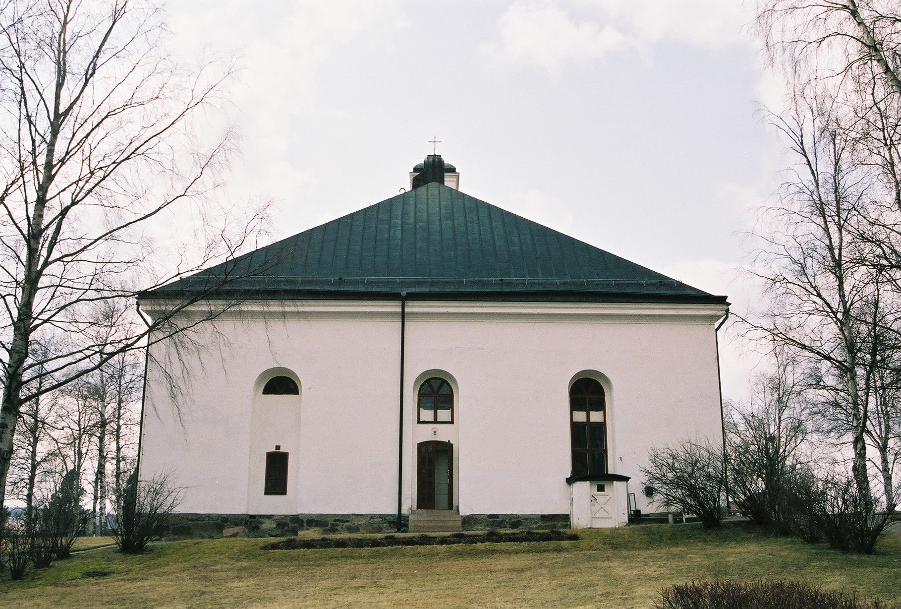 Bergs kyrka, exteriör bild av fasaden mot öster.


Isa Lindkvist & Christina Persson, bebyggelseantikvarier vid Jamtli inventerade kyrkan 2005-2006 och är också fotografer till bilderna. 