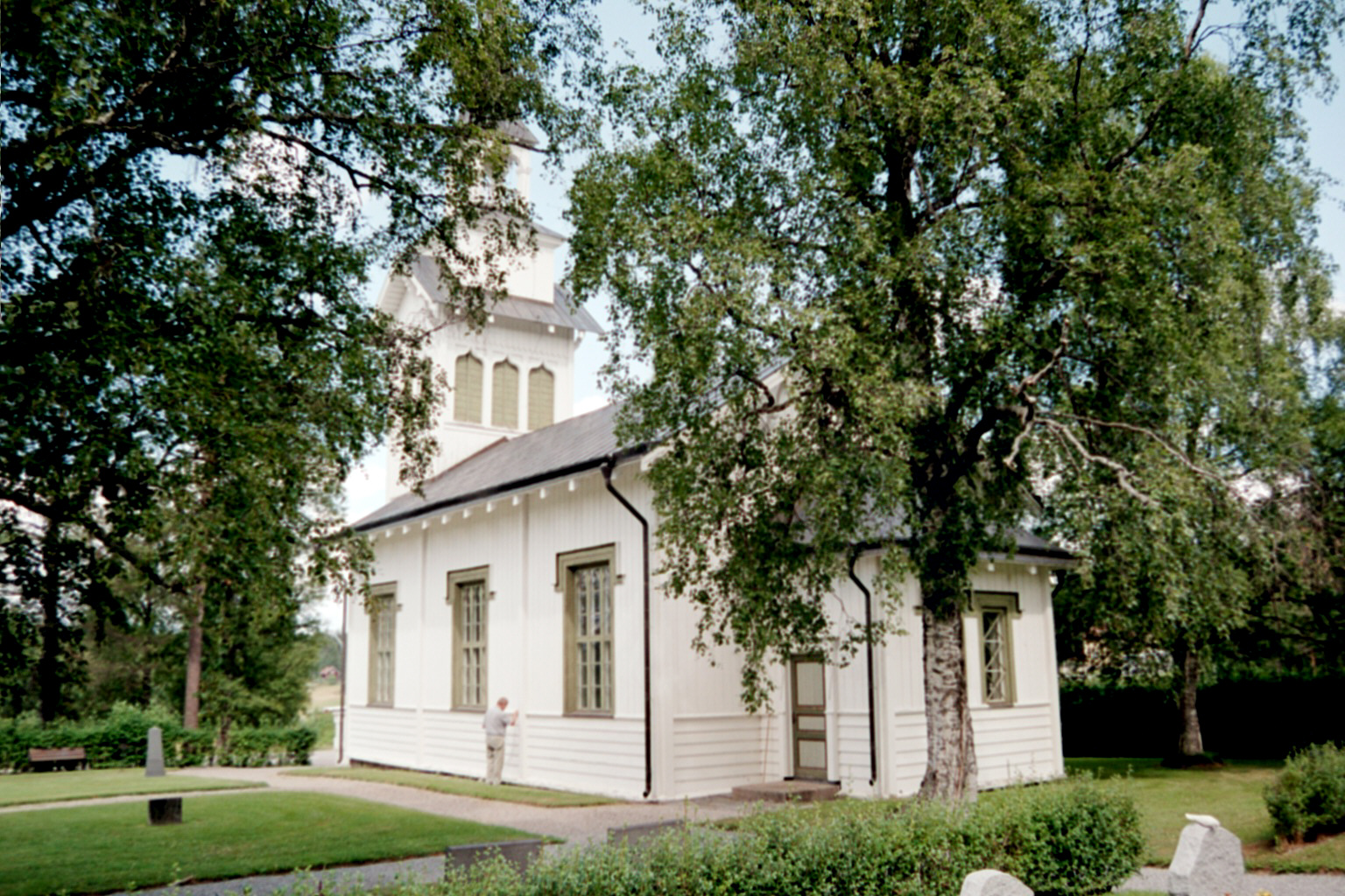 Gillhovs kapell med omgivande kyrkogård, vy från söder