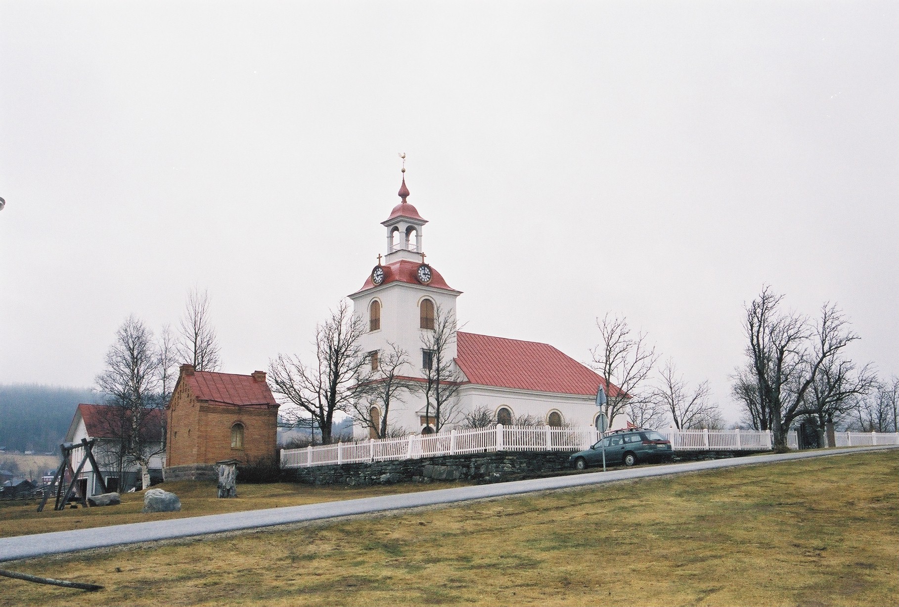 Klövsjö kyrka med omgivande kyrkogård vy mot nordost.

Martin Lagergren & Emelie Petersson, bebyggelseantikvarier vid Jämtlands läns museum, Jamtli, inventerade kyrkor i Härnösands stift 2004-2005. De är även fotografer till bilderna.