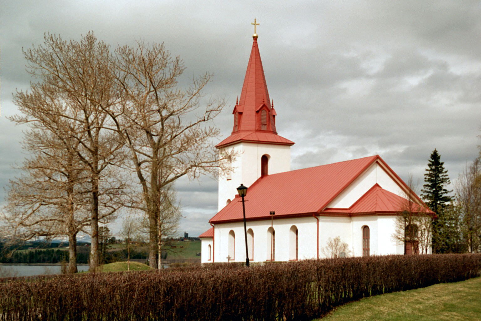 Myssjö kyrka med omgivande kyrkogård, vy från öster. 