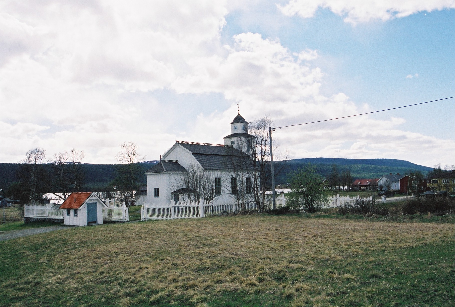 Storsjö kyrka med omgivande kyrkogård, vy mot sydväst. 


Martin Lagergren  & Emelie Petersson, bebyggelseantikvarier vid Jämtlands läns museum inventerade några  kyrkor i Härnösand stift mellan 2004-2005, bland annat Storsjö kyrka, de är också fotografer till bilderna. 