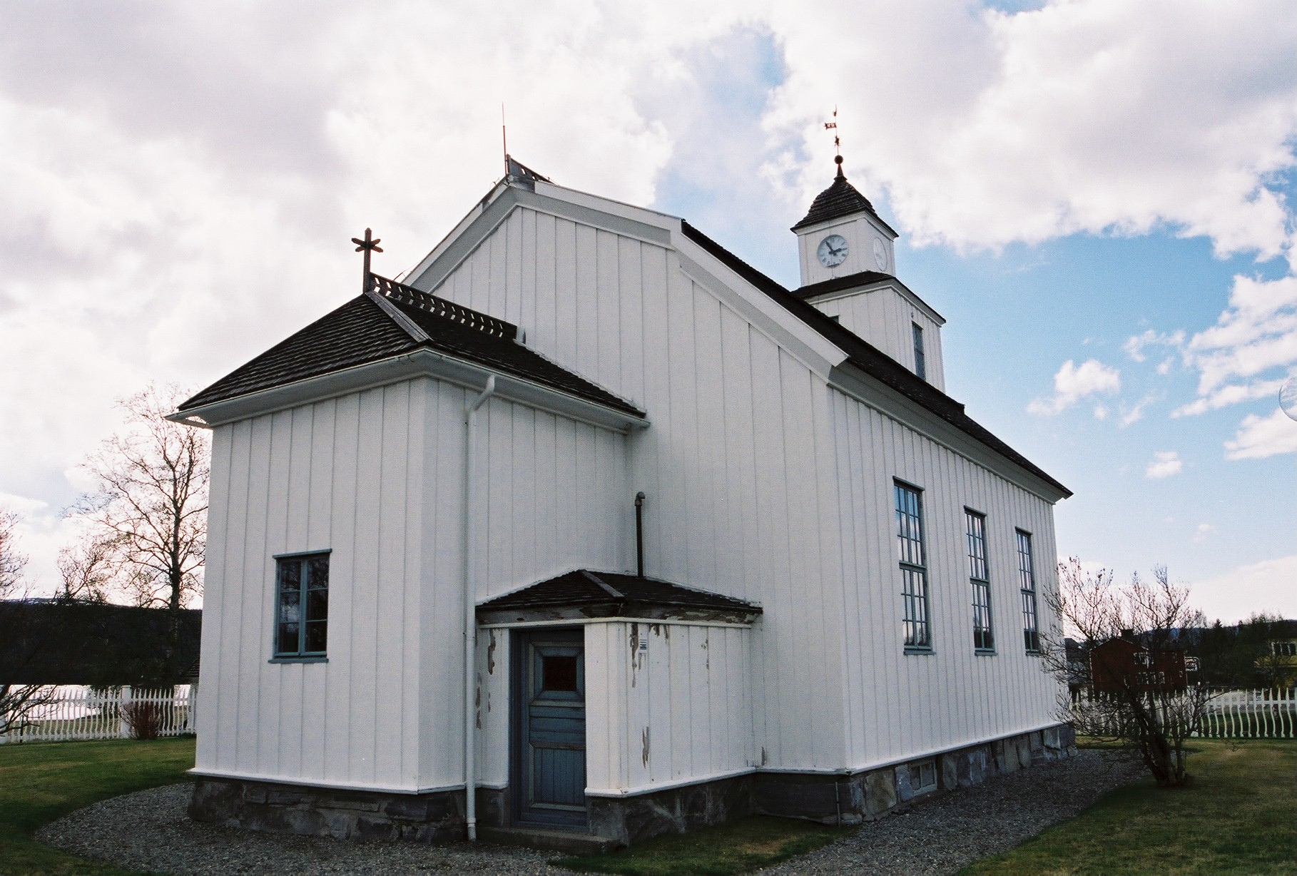 Storsjö kyrka, fasad mot nordöst. 


Martin Lagergren  & Emelie Petersson, bebyggelseantikvarier vid Jämtlands läns museum inventerade några  kyrkor i Härnösand stift mellan 2004-2005, bland annat Storsjö kyrka, de är också fotografer till bilderna. 