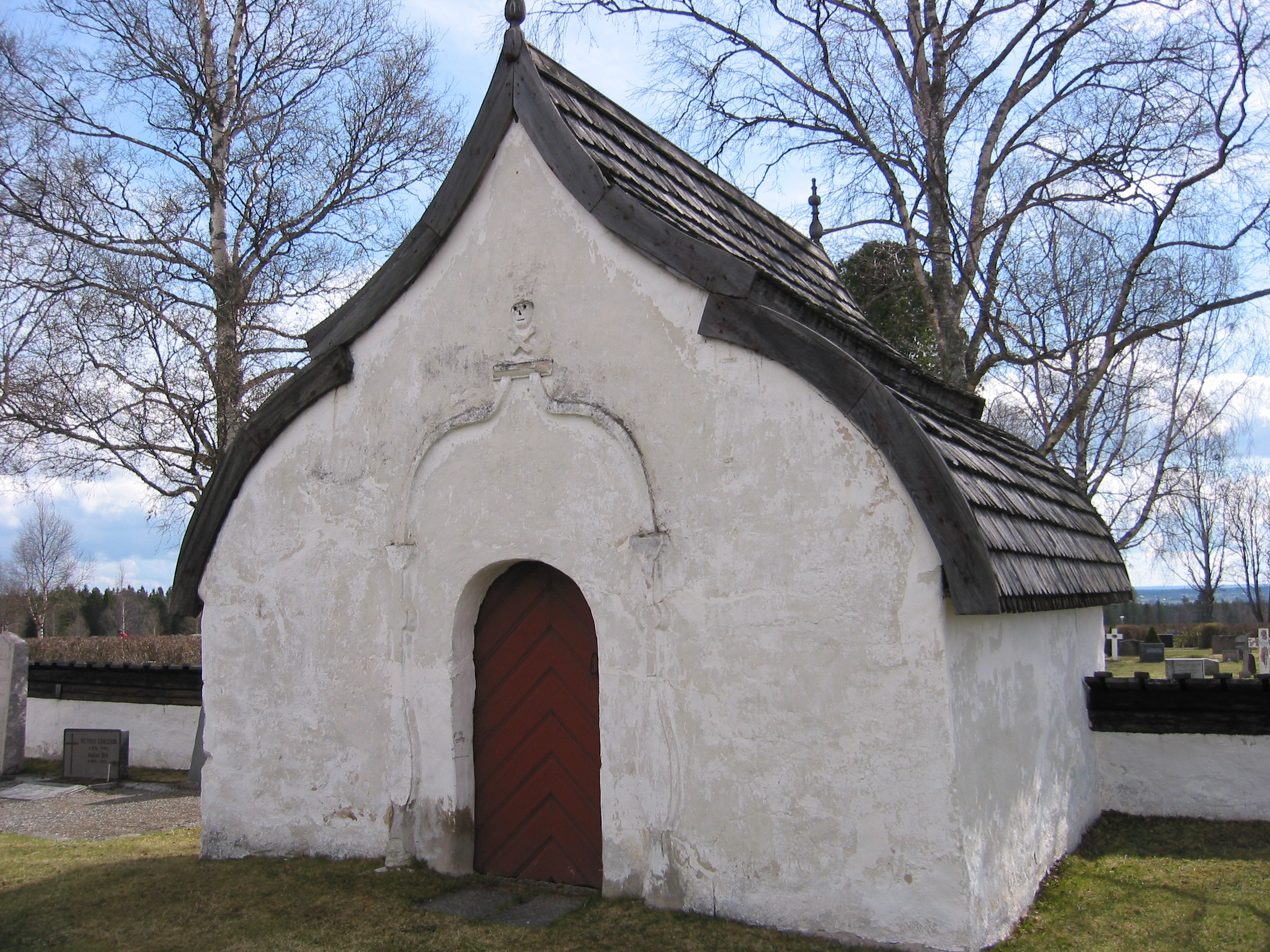 Ovikens gamla kyrkas kyrkogård, gravkapellet i öster sett från sydväst. 