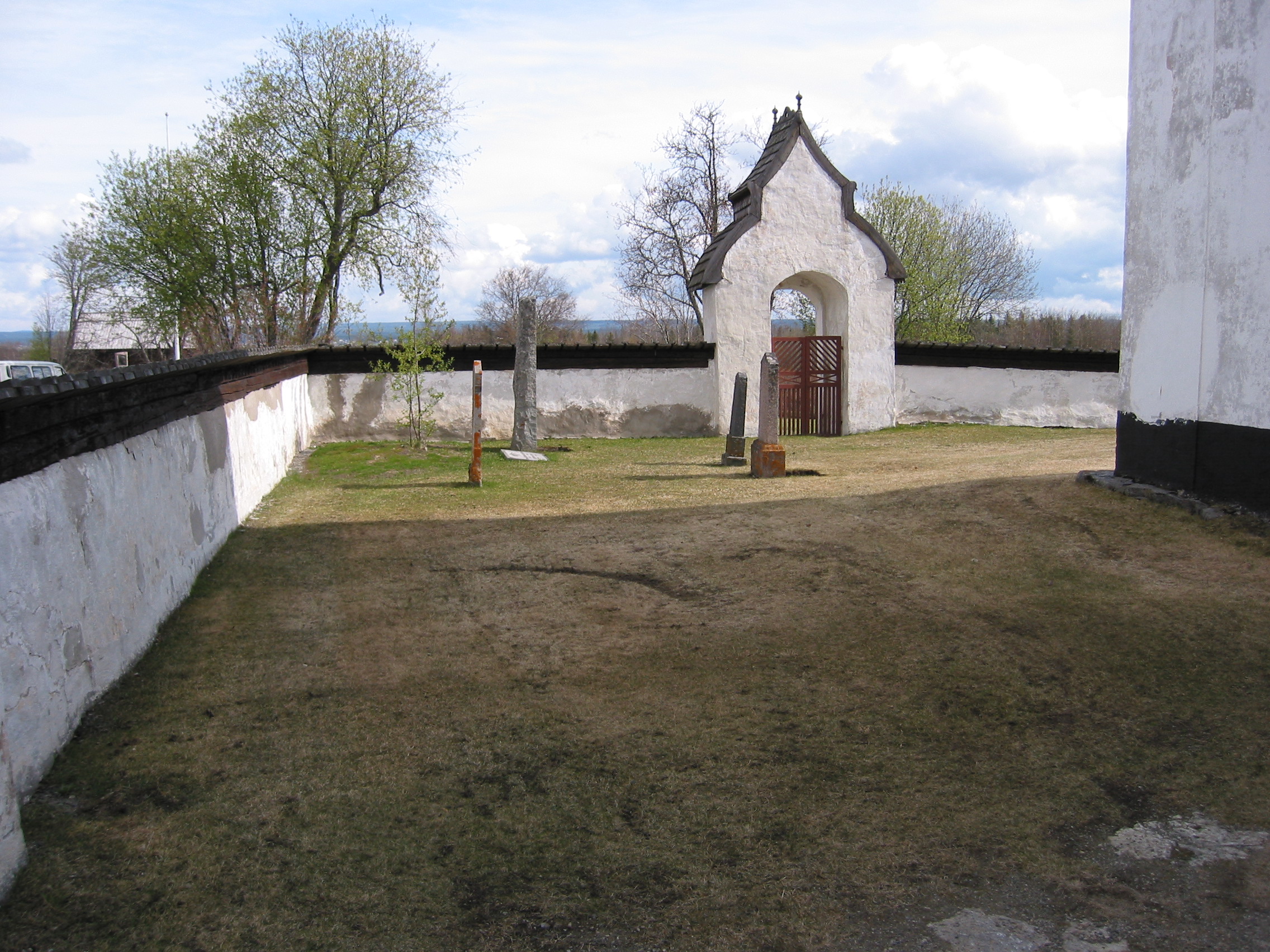 Ovikens gamla kyrkas kyrkogård, insidan av bogårdsmuren från väster. 