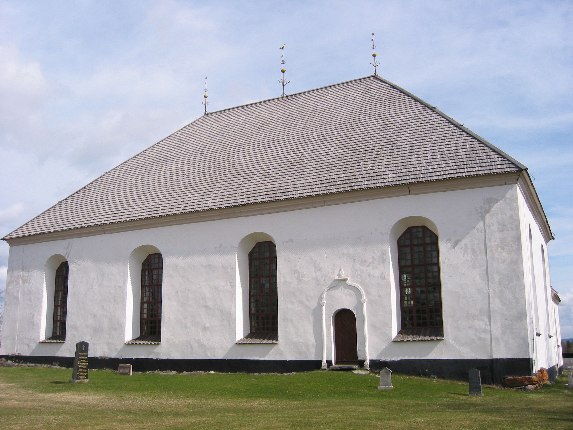 Ovikens gamla kyrka, södra fasaden från sydöst. 