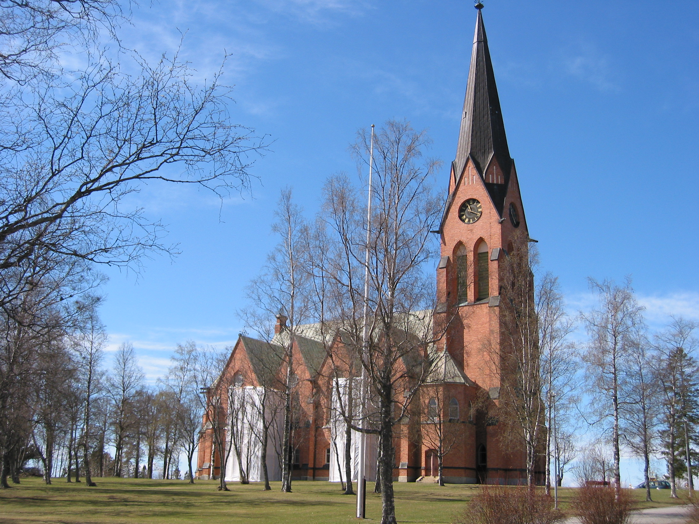 Ovikens nya kyrka med omgivande kyrkogård.