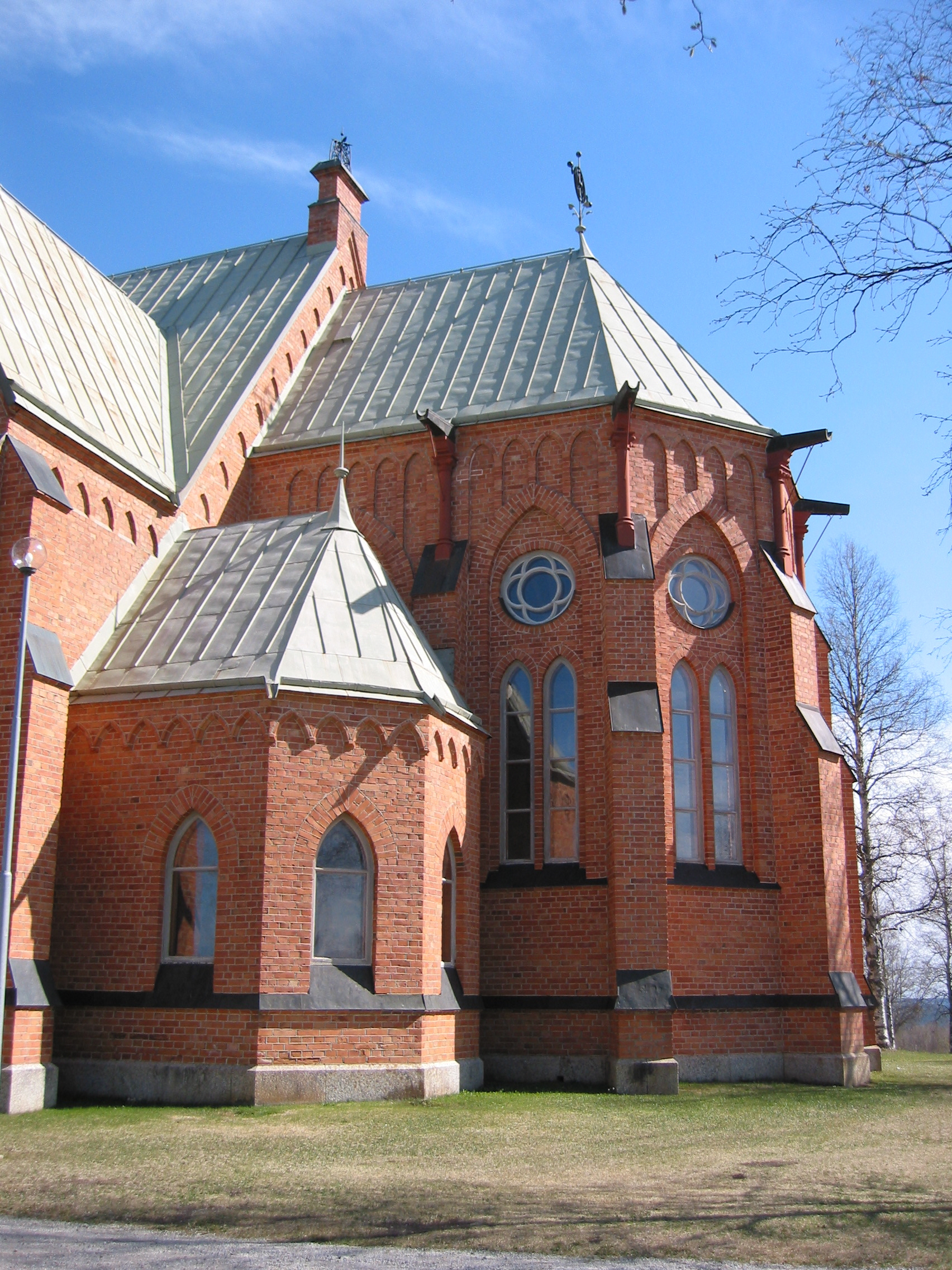 Ovikens nya kyrka, koret från sydväst. 