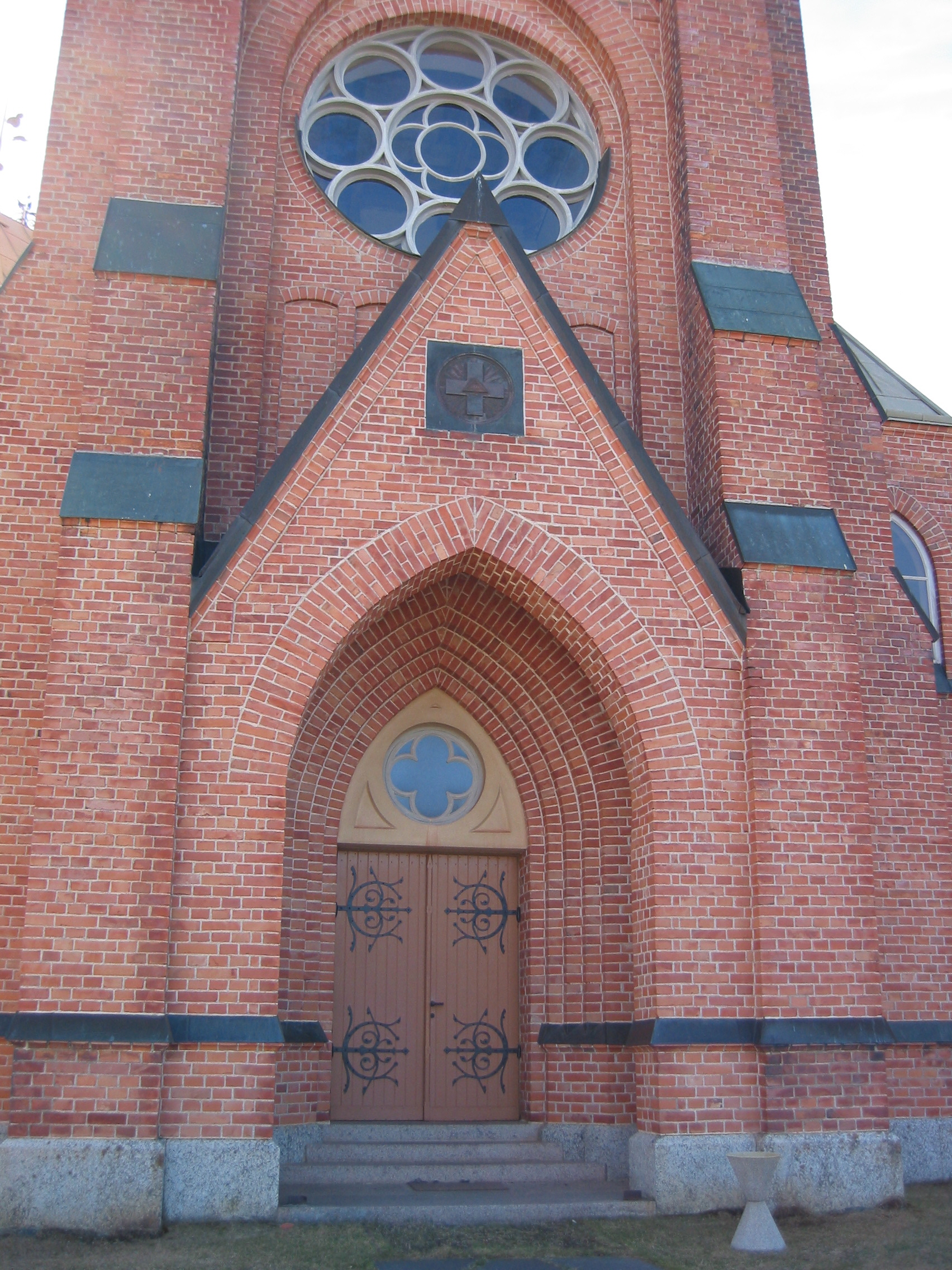 Ovikens nya kyrka, huvudentrén från norr. 