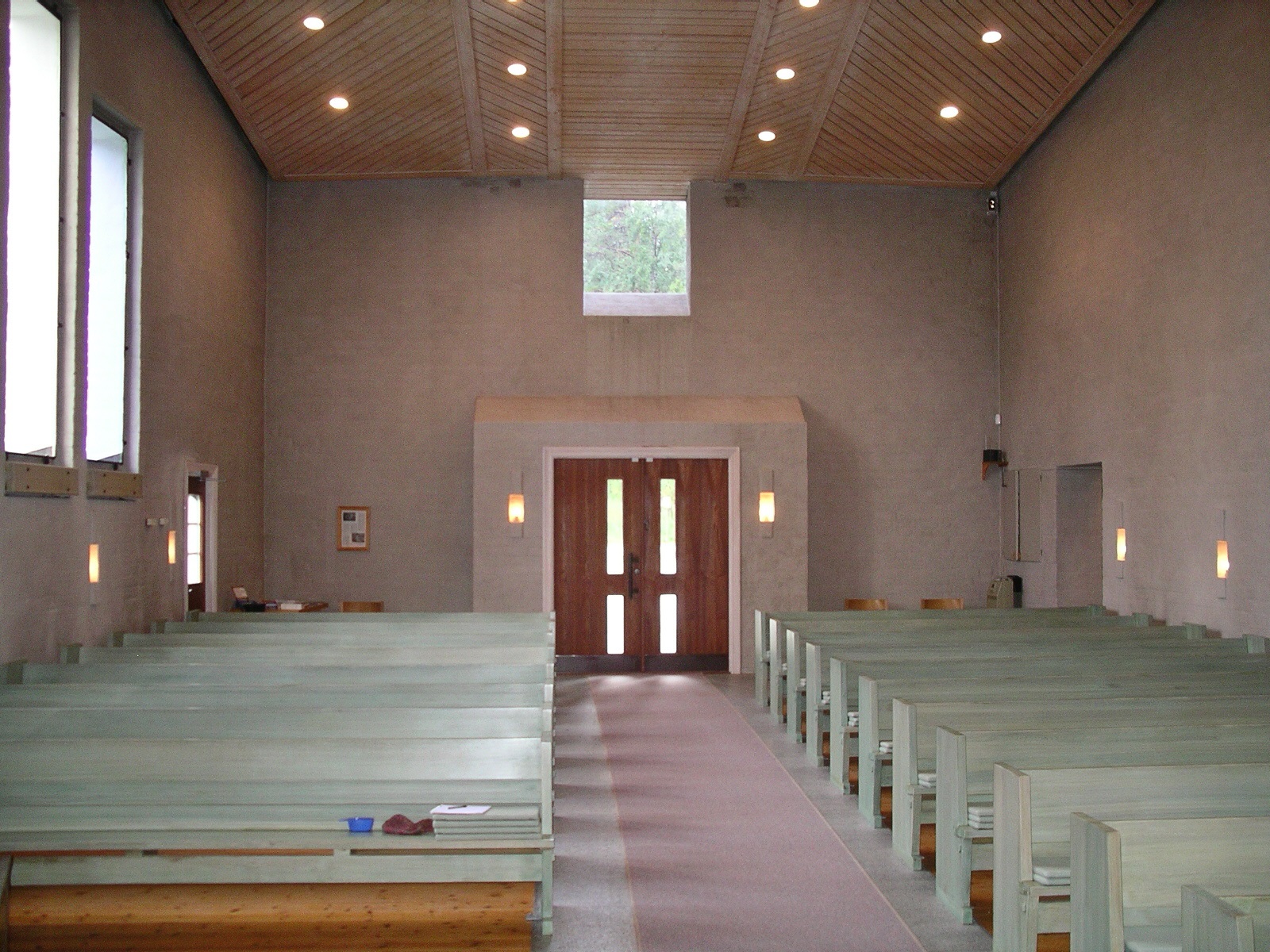 Åsarne nya kyrka, interiör, kyrkorummet mot entré i väster.

Isa Lindkvist & Christina Persson, bebyggelseantikvarier vid Jämtlands läns museum, inventerade kyrkan mellan 2005-2006. De var också fotografer till bilderna. 