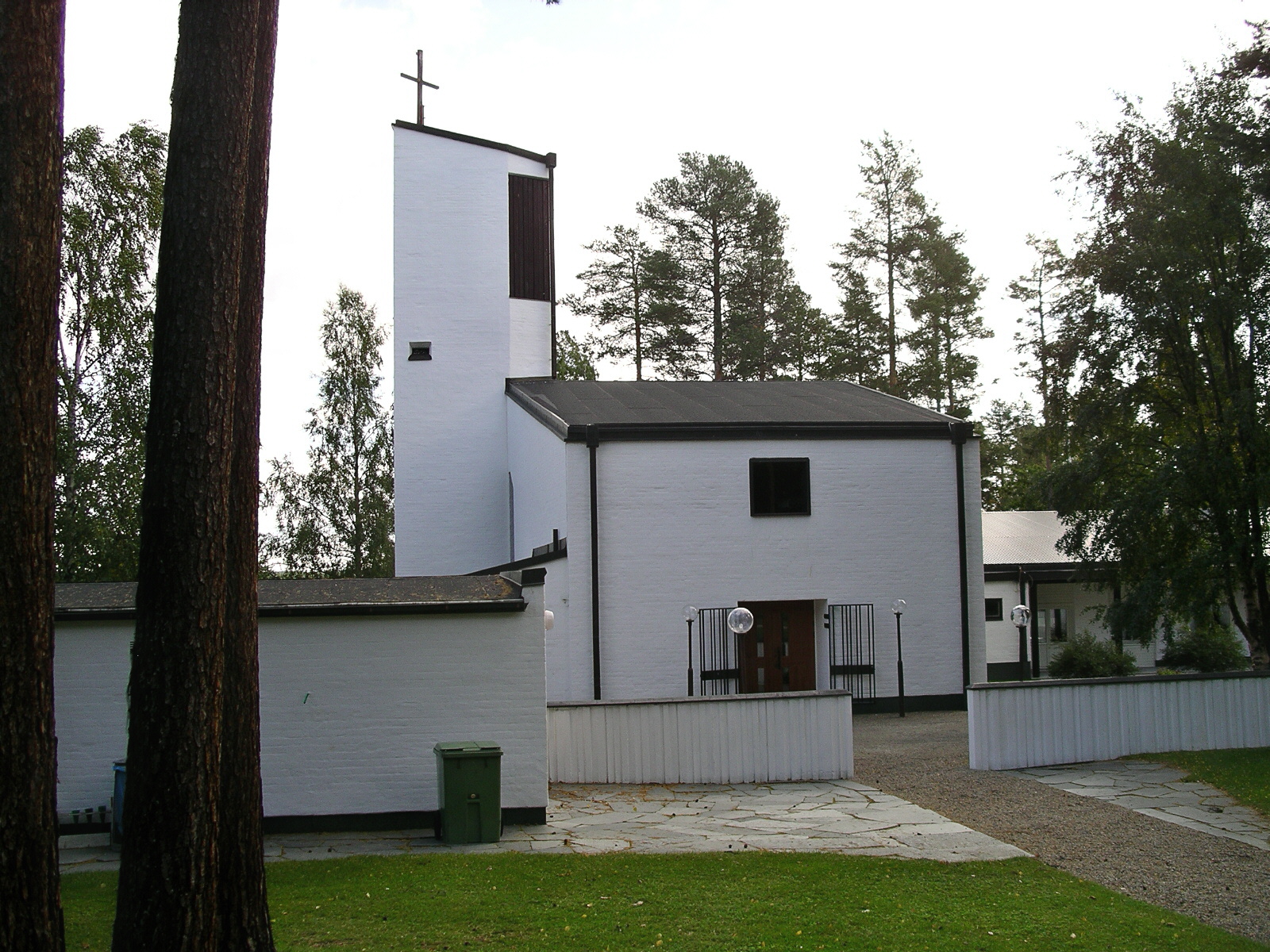 Åsarne nya kyrka, exteriör, vy mot väster.


Isa Lindkvist & Christina Persson, bebyggelseantikvarier vid Jämtlands läns museum, inventerade kyrkan mellan 2005-2006. De var också fotografer till bilderna. 