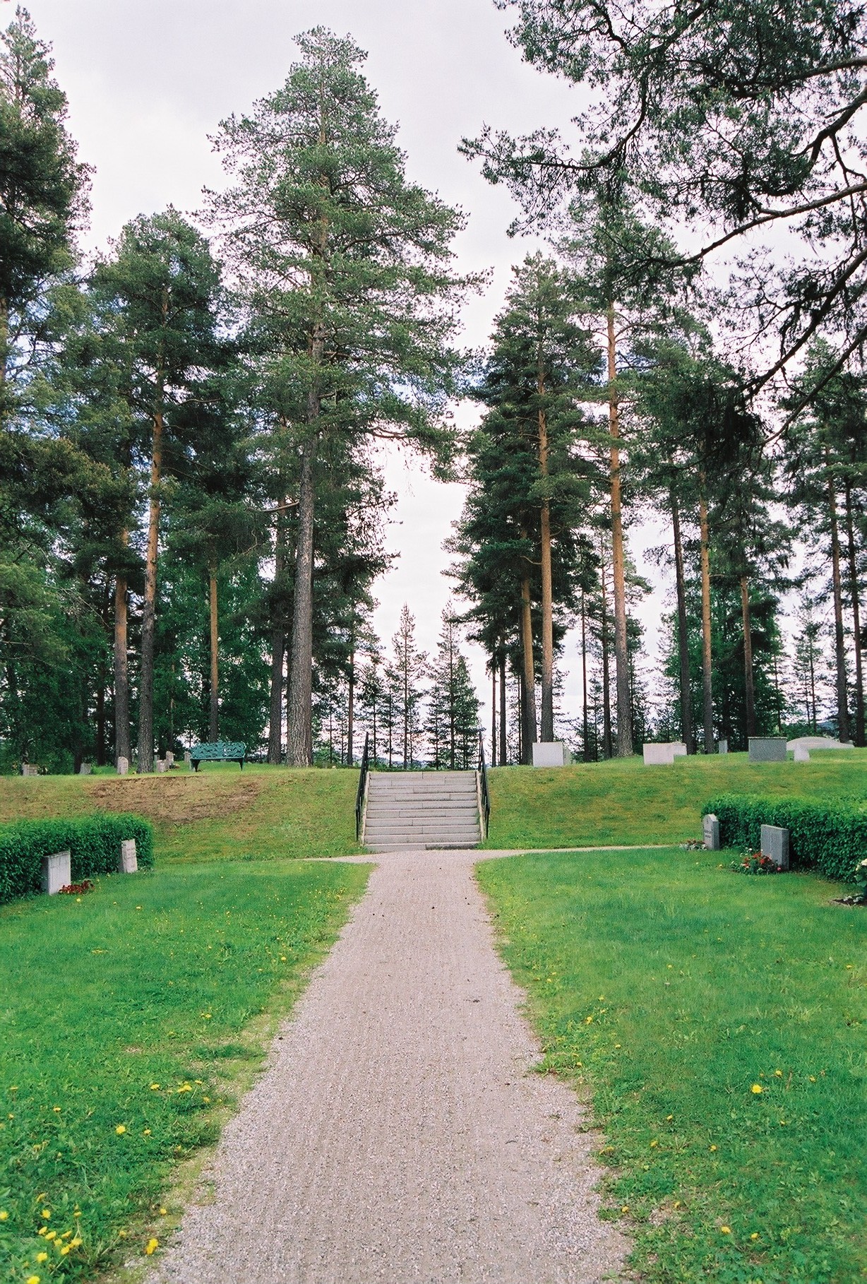 Stuguns nya kyrka, kyrkogården, vy mot skogskyrkogården.