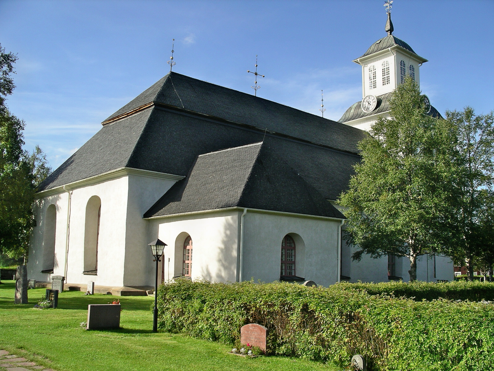 Lillhärdals kyrka, exteriör, vy av kyrkan med omgivande kyrkogård från nordöst. 


Bilderna är tagna av Isa Lindqvist & Christina Persson på Jämtlands läns museum som inventerade flera kyrkor i Härnösand stift mellan 2005-2006. 