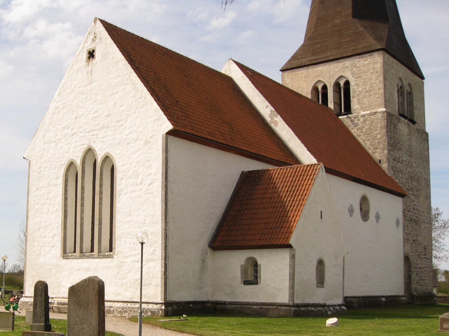 Kyrkan sedd från NÖ.