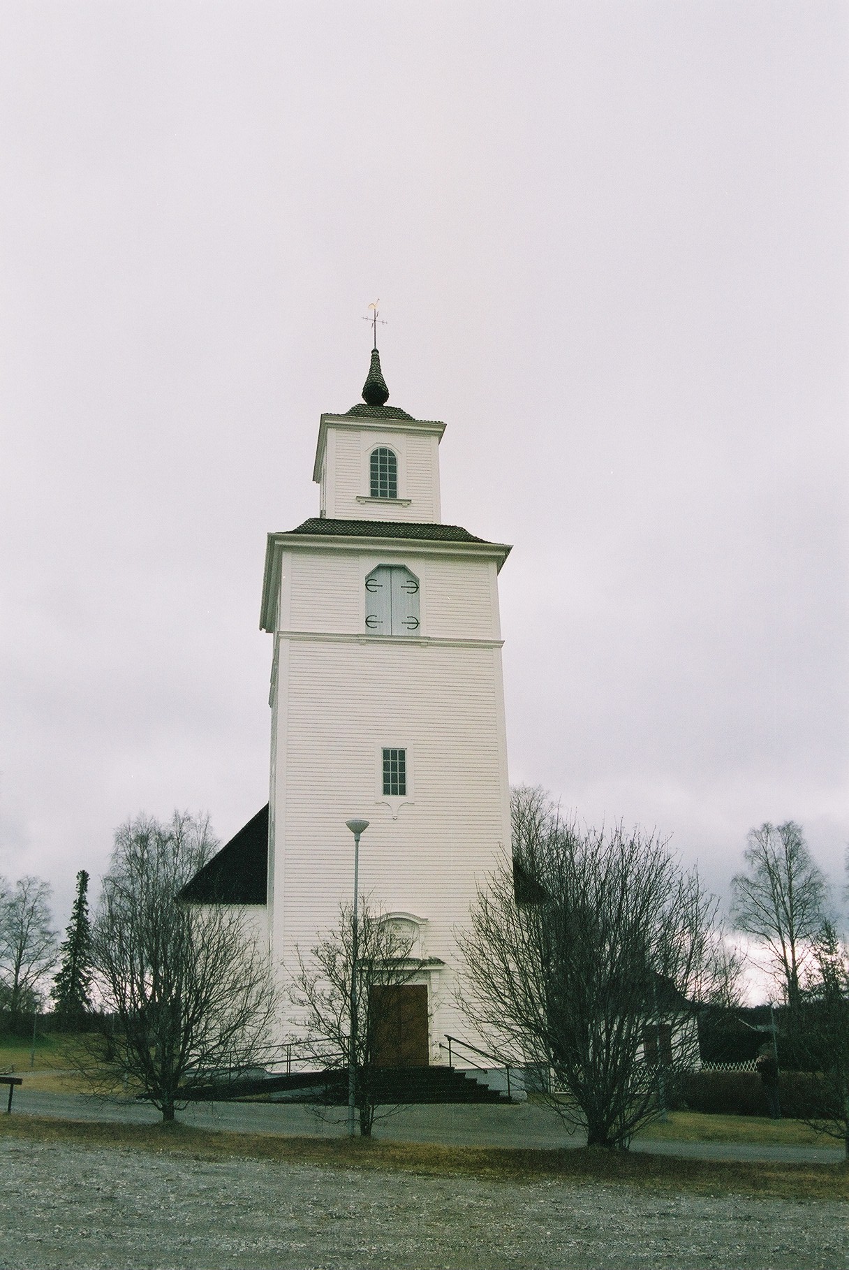 Fjällsjö kyrka med omgivande kyrkogård, vy från väster.

Bilderna är tagna av Isa Lindkvist & Christina Persson från Jämtlands läns museum i samband med inventeringen, 2005-2006. 