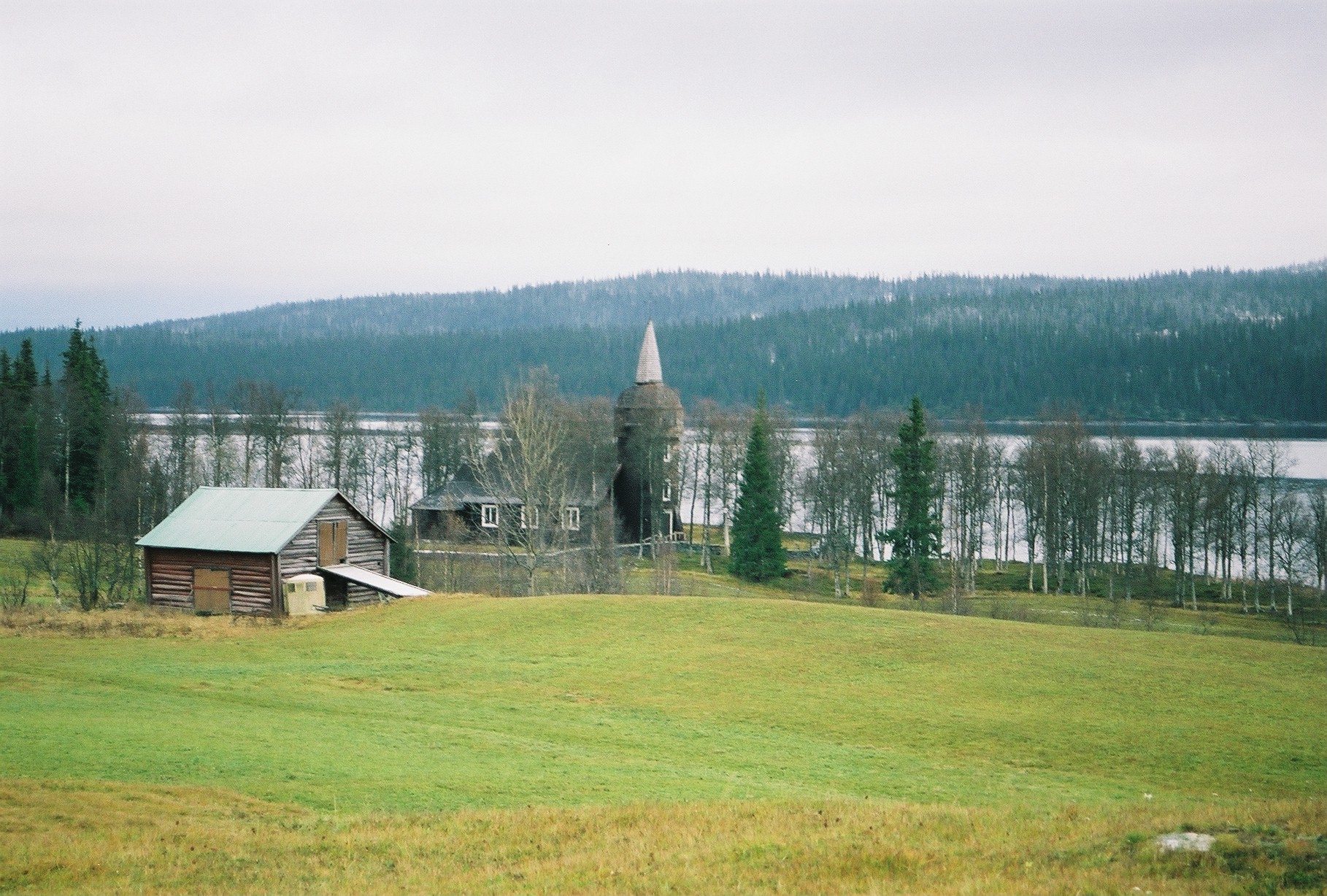 Sjoutnäsets kapell med omgivande kyrkogård & omgivning. Vy mot söder. 


Bilderna är tagna av Martin Lagergren & Emelie Petersson vid Jämtlands läns museum i samband med inventeringen, 2004-2005. 